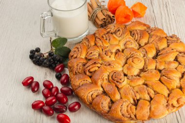 Tarçın ve şeker ahşap zemin ile pasta.