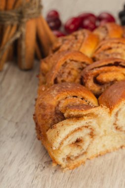 Tarçın ve şeker ahşap zemin ile pasta.