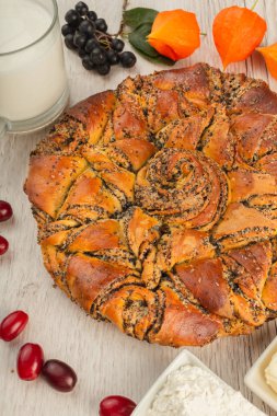 Ahşap arka plan ve malzemeler üzerinde haşhaş tohumu ile pasta.