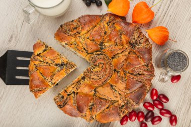 Ahşap arka plan ve malzemeler üzerinde haşhaş tohumu ile pasta.