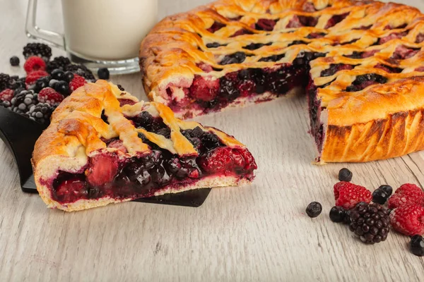 Tarte aux baies sur fond en bois avec ingrédients . — Photo