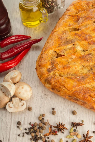 Meat pie on a wooden background with ingredients. — Stock Photo, Image