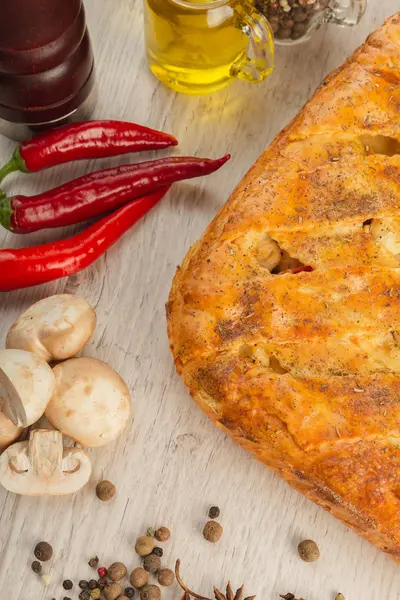 Fleischkuchen auf hölzernem Hintergrund mit Zutaten. — Stockfoto