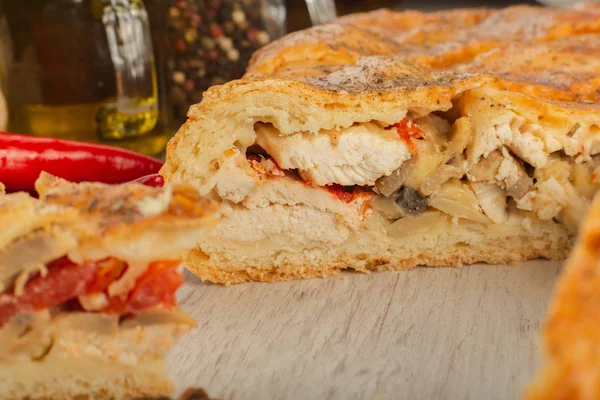 Meat pie on a wooden background with ingredients. — Stock Photo, Image