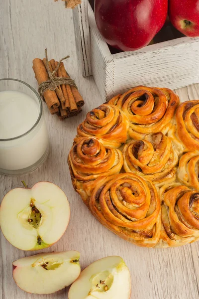 Tarta con manzanas y canela sobre fondo de madera con ingredientes . — Foto de Stock