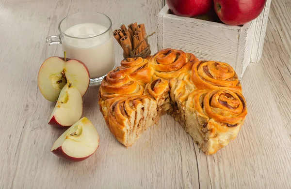 Kuchen mit Äpfeln und Zimt auf einem hölzernen Hintergrund mit Zutaten. — Stockfoto