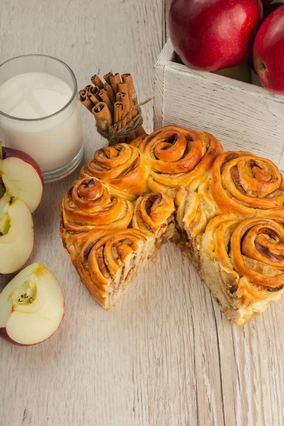 Kuchen mit Äpfeln und Zimt auf einem hölzernen Hintergrund mit Zutaten. — Stockfoto