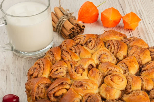 Kuchen mit Zimt und Zucker auf einem hölzernen Hintergrund. — Stockfoto