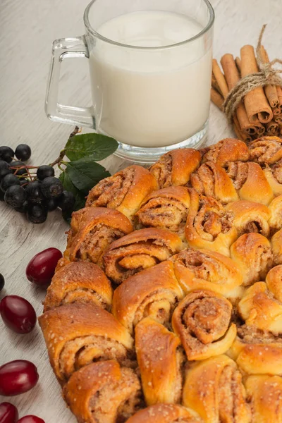 Kuchen mit Zimt und Zucker auf einem hölzernen Hintergrund. — Stockfoto