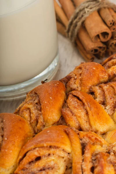 Kuchen mit Zimt und Zucker auf einem hölzernen Hintergrund. — Stockfoto