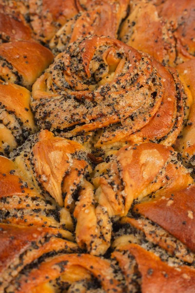 Pastel con semillas de amapola sobre un fondo de madera e ingredientes . — Foto de Stock