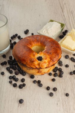 Ahşap arka plan üzerinde içinde çilek pasta.