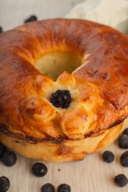 Ahşap arka plan üzerinde içinde çilek pasta.