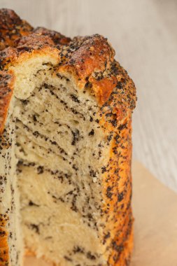 Bir kesim ahşap arka plan üzerinde haşhaş ile pasta