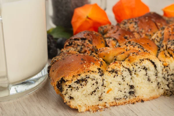 Kuchen mit Mohn auf hölzernem Hintergrund und Zutaten. — Stockfoto