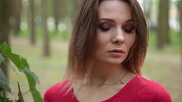 Retrato de uma bela mulher triste em um vestido vermelho . — Vídeo de Stock