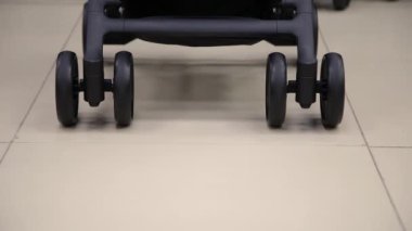 Bir bebek arabası yakın çekim bir dükkanda ayrıntılarını.