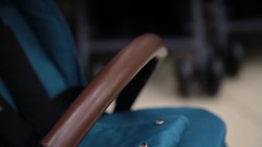 Kamera bir çocuk deposundaki bir bebek arabası katlama işlemi.