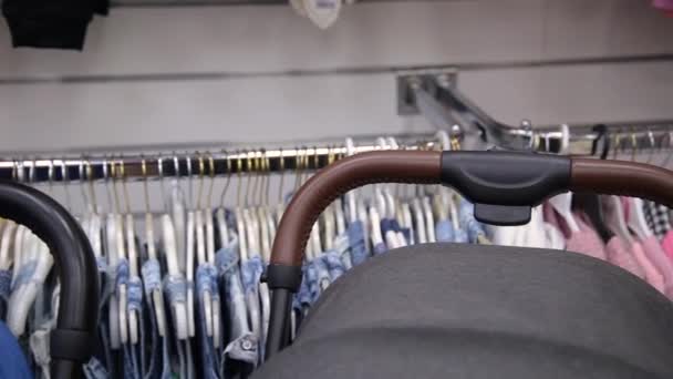 Punho de um carrinho de criança em uma loja, close-up . — Vídeo de Stock