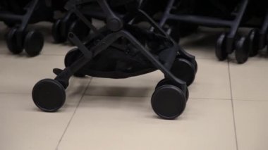 Bir bebek arabası yakın çekim bir dükkanda ayrıntılarını.