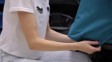 Kamera bir çocuk deposundaki bir bebek arabası katlama işlemi.