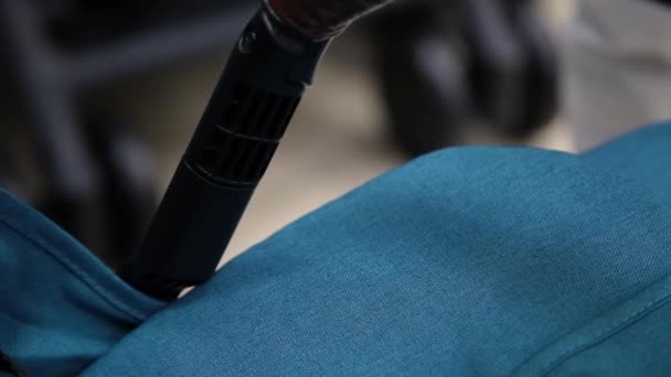 O processo de dobrar um carrinho de bebê em uma loja de crianças na câmera . — Vídeo de Stock