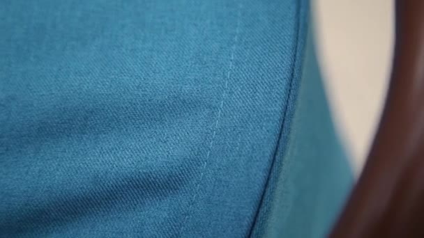 Textura de tecido azul em um carrinho de bebê . — Vídeo de Stock