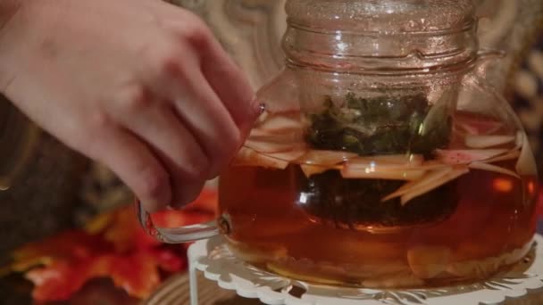 Το κορίτσι χύνει καυτό γευστικό τσάι σε ένα φλιτζάνι. — Αρχείο Βίντεο