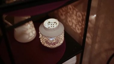 Raf üzerinde mum yanan aroma mumlar