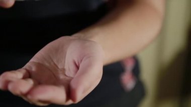 Kız Masaj yağı elleri için geçerlidir. Sağlıklı yaşam konsepti.