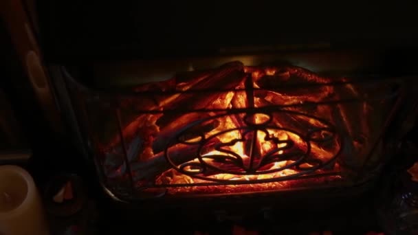 Camino elettrico artificiale con arancione fiamma fuoco interno . — Video Stock