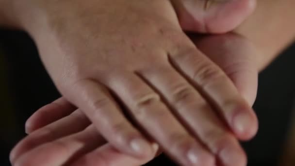 Trägt das Mädchen Massageöl auf ihre Hände auf. Konzept eines gesunden Lebensstils. — Stockvideo