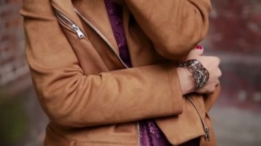 Güzel bir kız beklentisiyle sokakta duruyor.