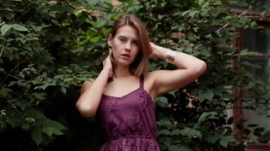 Güzel bir kız beklentisiyle sokakta duruyor.