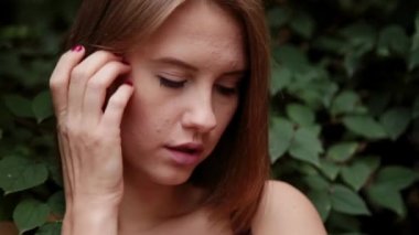 Çok güzel bir kız çalılar ve pozlar standları.