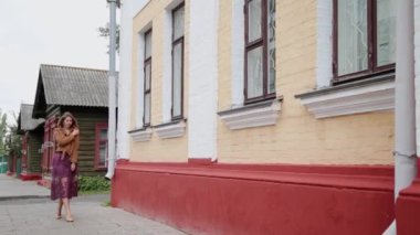 Boş bir caddeden aşağı yürüyüş seksi ince kız.