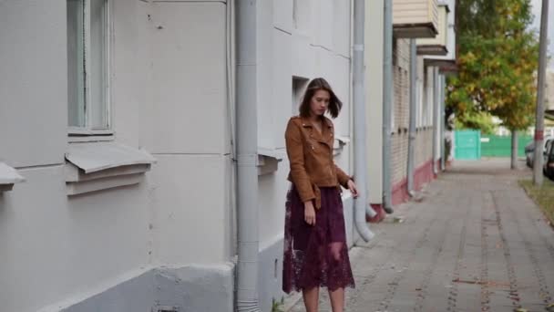 Sexy slim girl walking down an empty street. — Stock Video