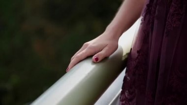 Kız demir köprü korkuluk dokunur.