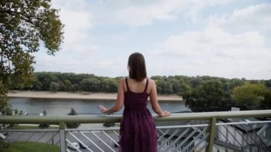 Çok güzel ve seksi kız köprüde duran ve uzaklık arıyorsunuz.