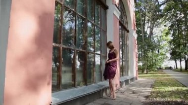 Kız yavaşça kendini sokakta dokunur.