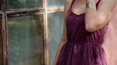 Kız yavaşça kendini sokakta dokunur.