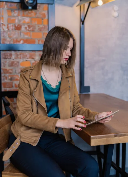 Портрет очень красивой девушки с планшетом в кафе . — стоковое фото