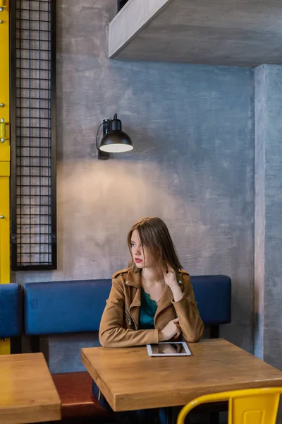 Портрет очень красивой девушки с планшетом в кафе . — стоковое фото