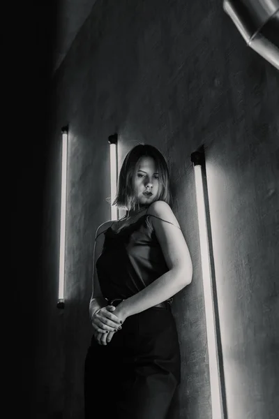 Mycket vacker flicka poserar i ett rum med lampor, modell business. — Stockfoto