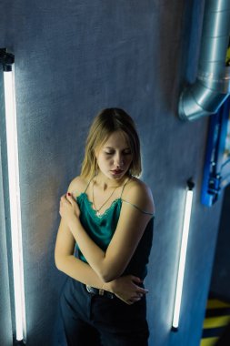 Çok güzel bir kız bir odada lambalı, modeli iş poz.