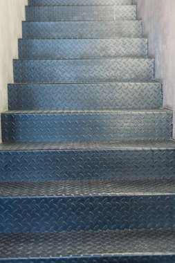 kafede çatı katı tarzında Metal merdiven.