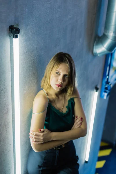 Menina muito bonita posando em uma sala com lâmpadas, modelo de negócios . — Fotografia de Stock