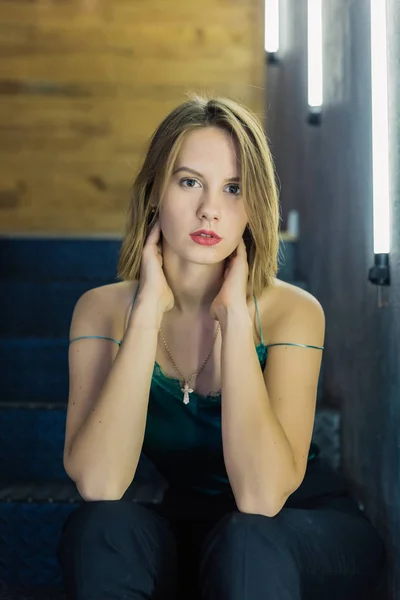 Sehr schönes Mädchen posiert in einem Raum mit Lampen, Modelbusiness. — Stockfoto