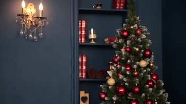 2019. yeni yıl 2019. Yeni yıl dekor, renkli çelenk, Noel çorap. Noel ağacı Noel ağacı. İç dekor. Bir parti. Tatil için bekliyor. Bokeh, mavi ışık. Yeni yıl