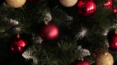 2019. yeni yıl 2019. Yeni yıl dekor, renkli çelenk, Noel çorap. Noel ağacı Noel ağacı. İç dekor. Bir parti. Tatil için bekliyor. Bokeh, mavi ışık. Yeni yıl